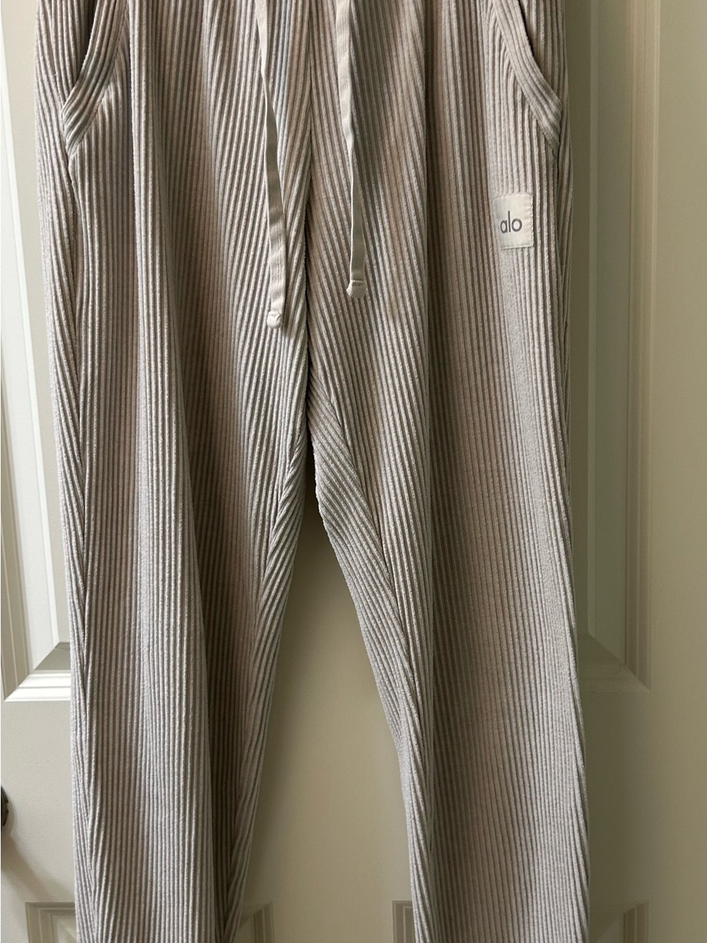 ALO Yoga Muse Ribbed Knit Joggers in Gravel Heather Size Small Inseam 28 inches - Picture 4 of 5